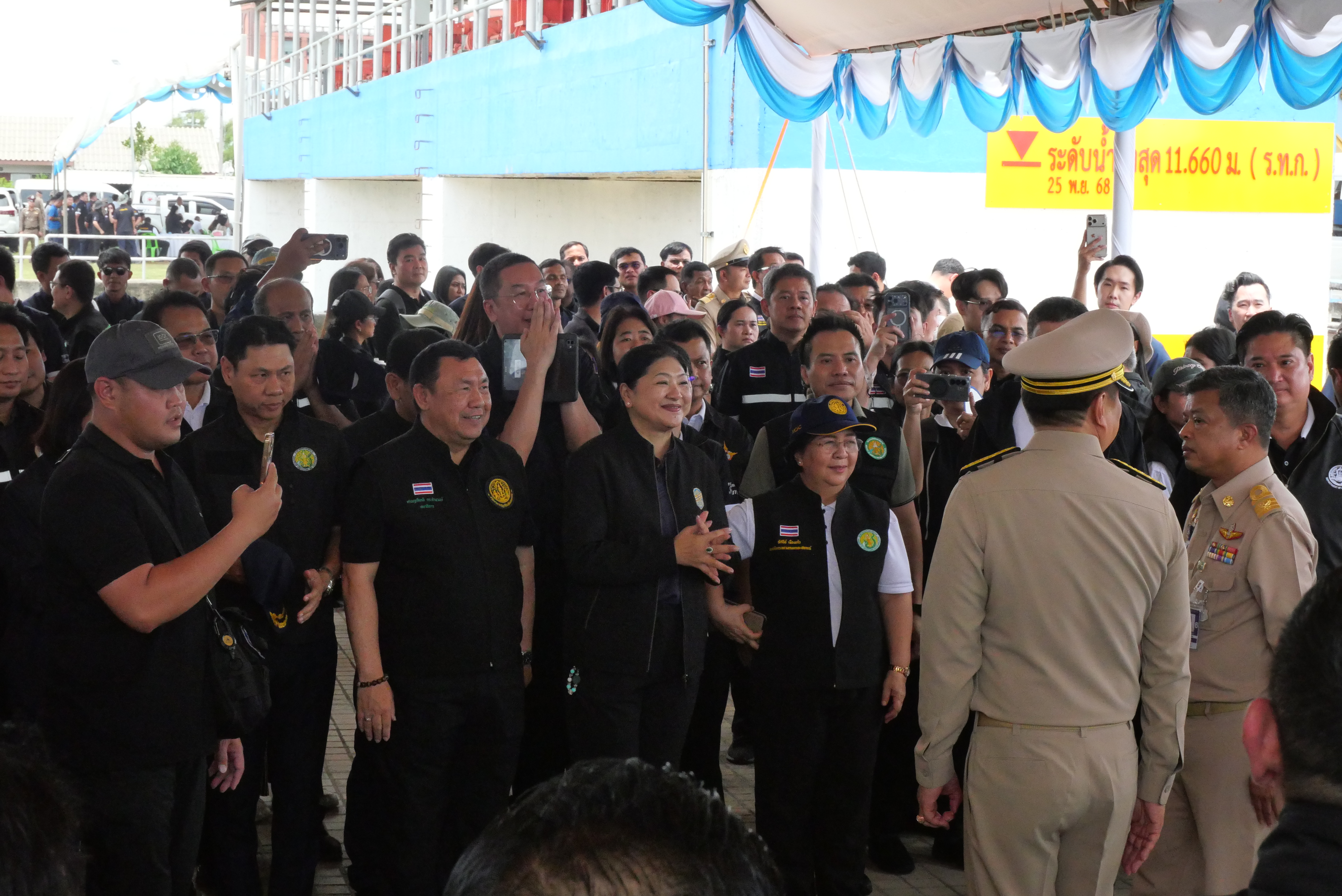 title - เลขาธิการ ส.ป.ก. พร้อมคณะ ร่วมลงพื้นที่กับคณะนายกรัฐมนตรี ติดตามการบริหารจัดการน้ำ เพิ่มศักยภาพระบายน้ำ ลดเสี่ยงน้ำท่วมหาดใหญ่ 